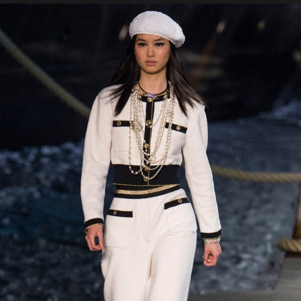 CHANEL Resort 2019 Iconic Cardigan